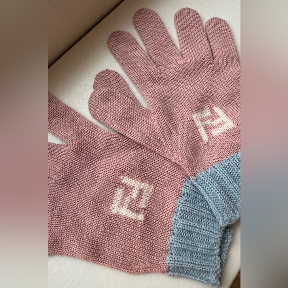 Fendi kids gloves